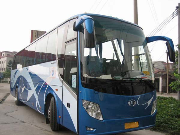 53座旅游車(1100元/天 8小時100KM含司機工資+油費)