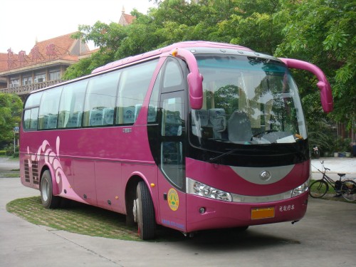 45座旅游車(1000元/天 8小時100KM含司機工資+油費)