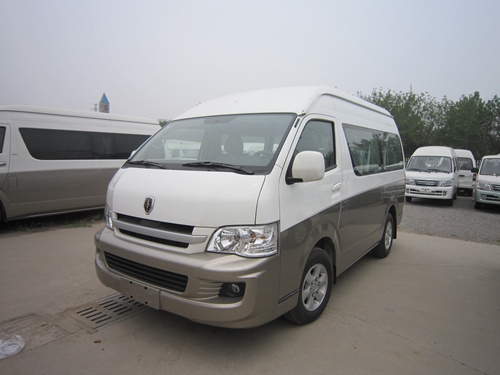 9座海獅(600元/天 8小時100KM含司機工資+油費)